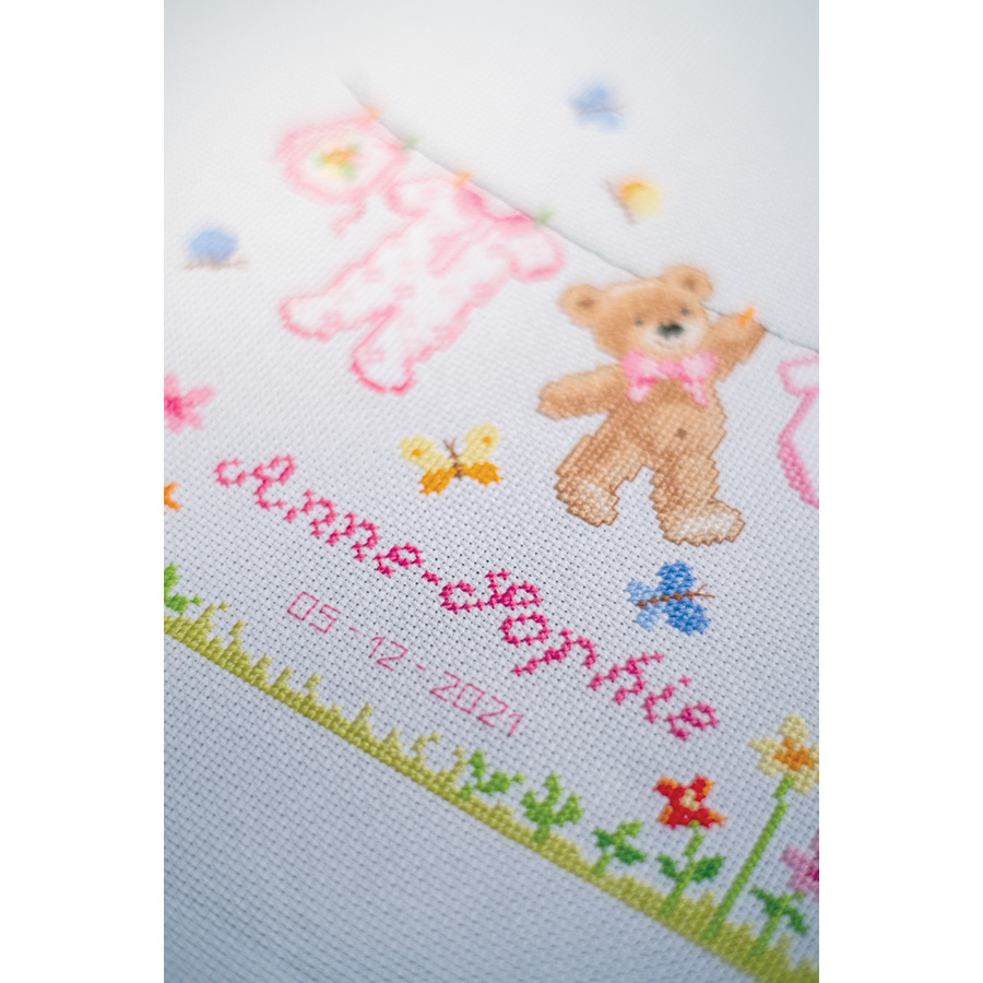 Kit Punto Croce Aine Campione Nascita Bimba A1029 – 20x20 Cm, Tela Aida 14 Ct Zweigart, Fili Anchor In 11 Colori, Ago E Istruzioni Incluse